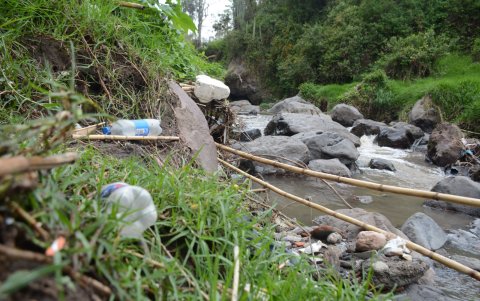 Contaminación. Los plásticos es la basura más común que se encuentra en las quebradas.