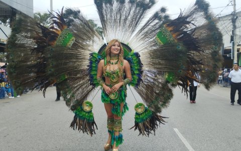 En el lugar, hubo arte y folclore. Los trajes con los que marcharon los integrantes llamó la atención.