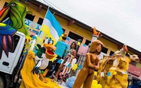 En el desfile hubo además carros alegóricos y mimos.