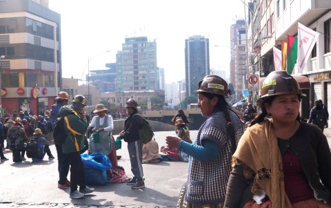 Más de seis mil mineros cooperativistas bloquean este martes varios barrios de la ciudad de La Paz, siete fueron aprehendidos por supuestos destrozos, esto en el segundo día de marchas.