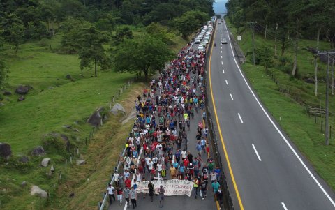 En la fotografía aérea se observa a la larga columna de migrantes que avanzan en caravana por una carretera cercana al municipio de Huixtla en el estado de Chiapas (México).