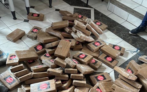 Los sospechosos habían colocado el logotipo de una reconocida marca de telefonía celular del país