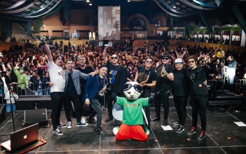 La agrupación argentina La Mosca Tse Tse deleitó al público con un espectacular show.