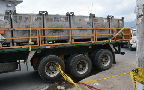 Los camiones son los más afectados y caen en los agujeros.