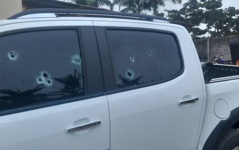 Tanto el portón del camal como la camioneta tienen varios orificios de bala 9 milímetros.