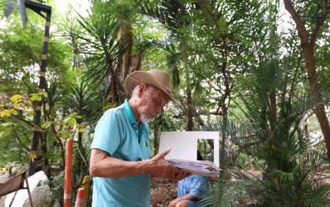 Dudas. Luis Burgos sostiene documentos concernientes a las actividades. A él le tomó por “sorpresa” la notificación de actividades.