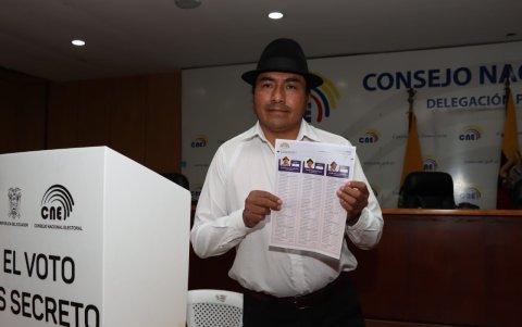 El presidente de la Conaie, Leonidas Iza, fue uno de los primeros en sufragar.