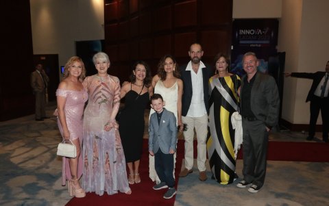 Con sus colegas y familia.