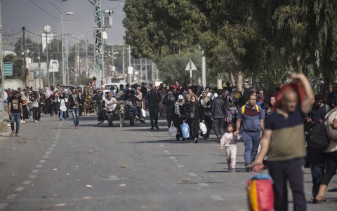 Cienttos de palestinos caminan varios kilómetros para abandonar la Franja de Gaza, camino hacia el paso de Salah, en Egipto.
