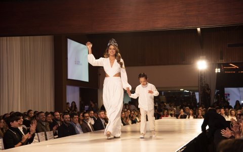 En la pasarela, María Esther Hernández, Reina de San Francisco de Quito 2022-2023.