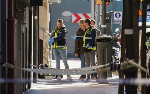 La Policía investiga en el lugar donde el político español Alejo Vidal-Quadras, ha recibido un disparo en la cara en la calle Núñez de Balboa de Madrid.