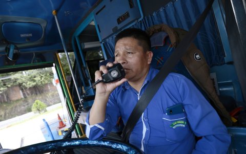 Cada unidad tiene un sistema de comunicación a través de radios que permiten alertar las novedades.