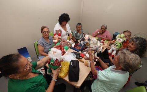 El taller de manualidades no solo les permite aprender, sino también emprender al vender los trabajos que realizan.