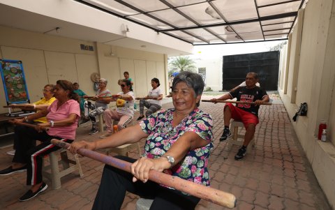 Los ejercicios físicos que realizan están adecuados a la edad de los participantes y a los problemas óseos o musculares que algunos padecen.