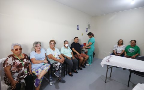 En el lugar les toman la presión y llevan un control de la salud de los participantes, con enfermeras, psicólogos y geriatras.