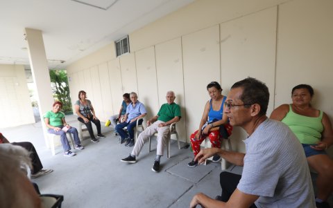 El taller de estiramiento mental y teatro tiene como uno de sus objetivos la recuperación cognitiva del adulto mayor.