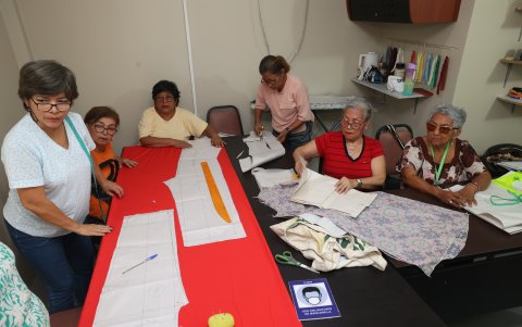 Talleres como el de corte y confección promueven a la vez la motricidad y creatividad de los participantes.