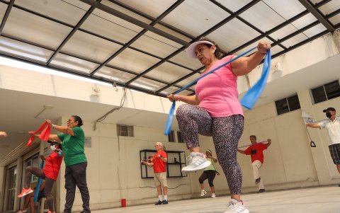 Las personas que asisten a los CAAM pueden participar en más de un taller a la vez.