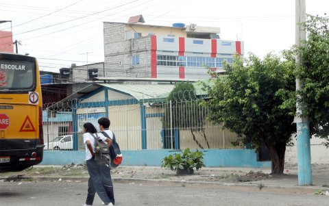 La escuela Carlos Pérez Perasso ha colocado alambrado encima de sus rejas metálicas para incrementar la seguridad.