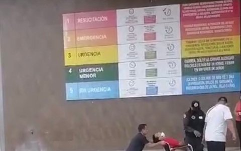 Otra escena del video que se viralizó en redes muestra a personal del Hospital de Babahoyo, ingresando en silla de ruedas al afiliado.