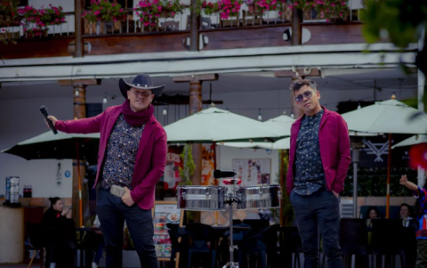 Brian Rodríguez y Facundo Jesús en una presentación en Cuenca.