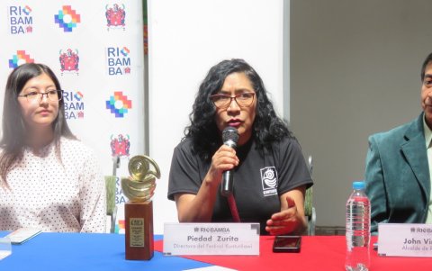 Piedad Zurita, directora del festival, presentó en el museo de la ciudad de Riobamba el cronograma de las películas y la estatuilla que se entregará a las películas ganadoras.