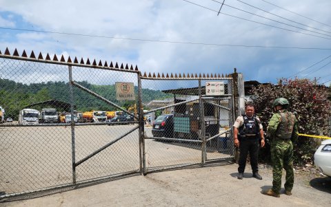 Personal policial y militar custodiaba las dependencias de la institución, luego del ataque.