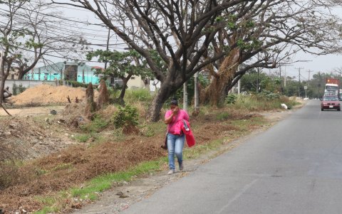 Vías. Los moradores reclaman por la falta de veredas a lo largo de la avenida principal.