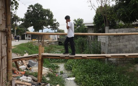 Canales. Puentes de maderas se balancean sobre pestilentes canales.