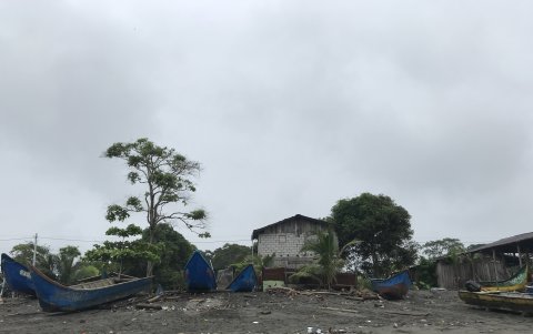 Las embarcaciones de trabajo y de transporte de los habitantes de esta pequeña isla aparecen acoderada sobre una playa que le va ganando a la parte poblada.