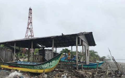 Destruidas. Unas 50 casas a lo largo de la playa han sido destruidas por los oleajes.