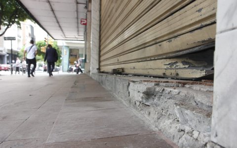 Efecto. Una puerta de un local comercial del centro de la ciudad resultó con daños tras sufrir un atentado, ocurrido la madrugada del viernes 10 de noviembre.