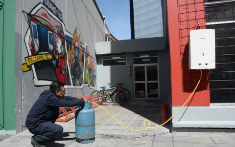La manguera que conecta el calefón al cilindro de gas debe tener dos metros de distancia. La conexión debe realizarla una persona especializada.