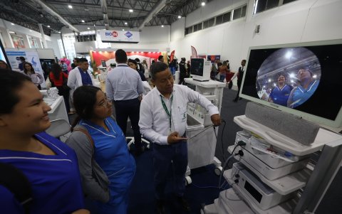 Cirugía. Un equipo para operación laparoscópica con tecnología 4K.