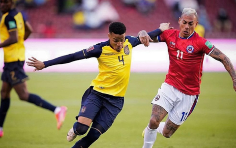 Byron Castillo (i) jugó ante Chile en las eliminatorias rumbo a Qatar 2022.