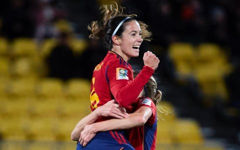 Aitana (arriba) ganando el Mundial Femenino con España.