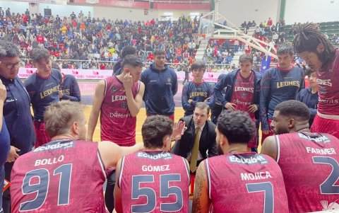 El equipo de la liga profesional fue dirigido por Gastón Fernández. Tuvo a extranjeros como Joe Hampton, Tonny Farmer, de EE.UU., y los argentinos Manu Gómez y Javier Bollo (capitán).