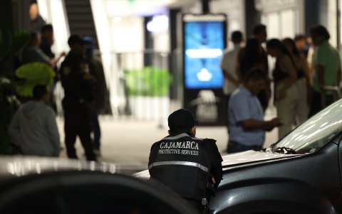 2. Ojos privados. Un guardia de seguridad de  la empresa Cajamarca permanecía recostado en una camioneta, en zona rosa de Samborondón.