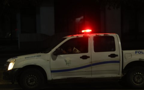 3. Policía Nacional. Un uniformado parecía estar ocupado o descansando en el interior de vehículo.