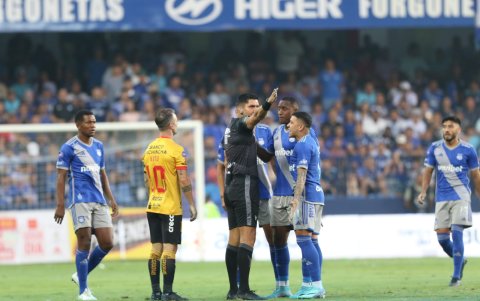 El árbitro a pitado algunas faltas en 20 minutos de partido.