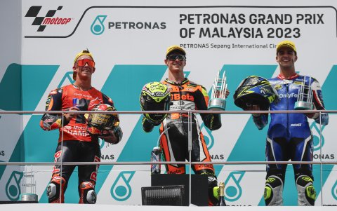 Pedro Acosta de Red Bull KTM Ajo (i), Rider Fermin Aldeguer (C) de GT Trevisan Speed Up's y Marcos Ramirez de American Racing's, celebraron celebraron tras el Gran Prix de Malaysia.