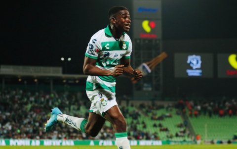 Félix Torres viene siendo un aporte importe importante en el Santos Laguna de México. Lo confirma con goles.