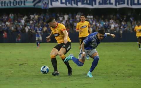 Se detienen las acciones por una falta de Fernando Gaibor sobre Carlos Villalba.