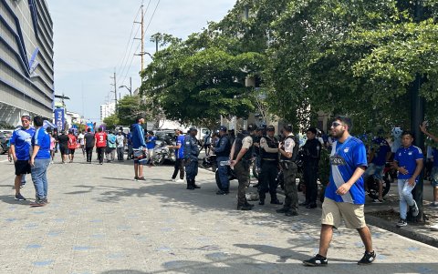 El movimiento en las afueras del estadio Capwell también fue intensa con los hinchas eléctricos.