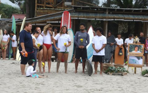 Mimi (c), junto a sus otros dos hermanos, la madre, la  esposa y el hijo del surfista encabezaron la ceremonia que terminó en el mar.