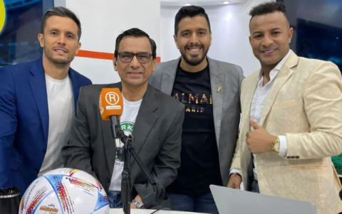 Barcos (con lentes) junto a sus compañeros del programa 'Harta Pelota' : Marcos Mondaini (i), y Joel Alvarado y Pedro Quiñónez.
