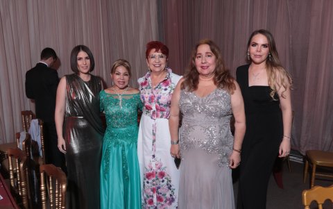 Jessica Quirola de Arosemena, Maritza Massuh, Jenny Chica de Quirola, Jazmín de Bustamante y Lissette Quirola de Zambrano.