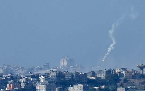 La imagen evidencia el bombardeo por parte del ejército de Israel sobre una localidad del norte de Gaza.