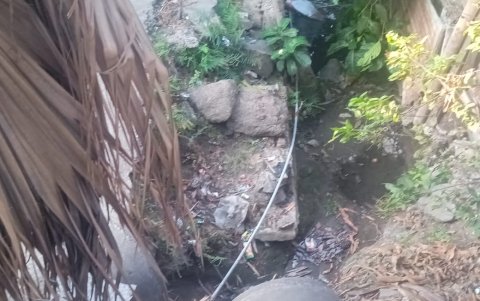 En la avenida 35 de la cooperativa Carlos Magno, una zanja colinda con las viviendas y genera una serie de quejas.