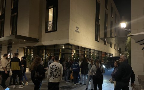 Los fans esperaban pacientemente en las afueras del hotel